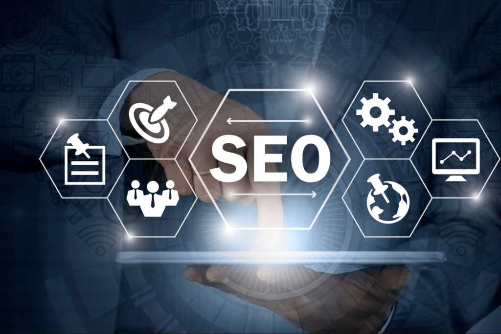 Finger berührt digitales Interface mit dem Schriftzug SEO und Icons wie Zielscheibe, Zahnräder, Ranking und Statistikdiagramm