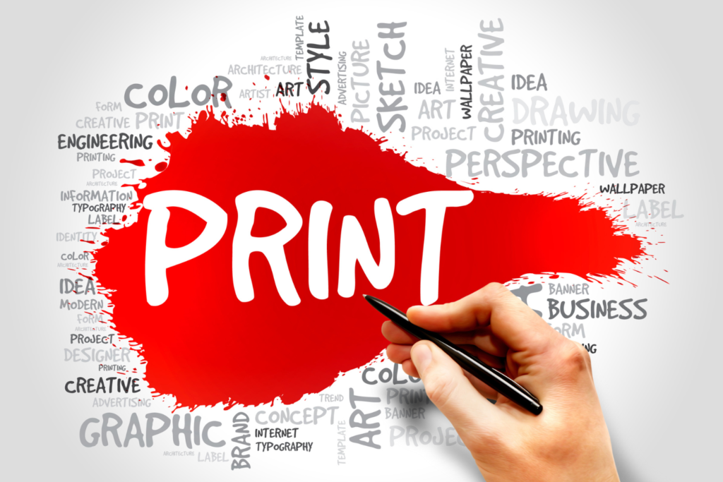 Hand schreibt das Wort "PRINT" auf rote Farbfläche, umgeben von Begriffen wie Grafik, Label, Business, Design und Werbung