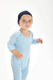 Baby mit dunkler Mütze als Beispiel für Baby Mütze bedrucken