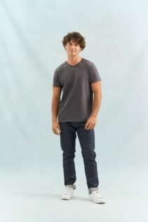 Schwarzes T-Shirt in Frontansicht als neutrale Vorlage für individuellen Textildruck