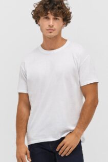 Mann mit weißem Titan Shirt zum selbst bedrucken direkt in Kapfenberg