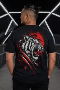 Schwarzes Tier tshirt von hinten an einer Person mit kurz geschorenen Seiten in dunklem Innenraum mit moderner Lichtinstallation.