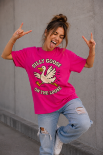 Shirt mit Spruch Silly Goose On The Loose, lustiges rennendes Gänse-Motiv, individuell bedrucktes T-Shirt von WebZen