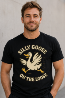 Shirt mit Spruch Silly Goose On The Loose, lustiges rennendes Gänse-Motiv, individuell bedrucktes T-Shirt von WebZen