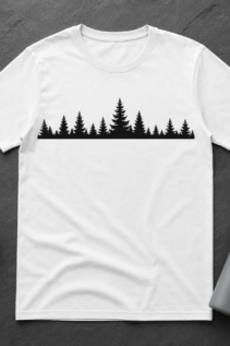 Freigestelltes weißes T-Shirt mit schwarzer Wald-Silhouette auf dunklem Hintergrund, daneben Zapfen und Trinkflasche.