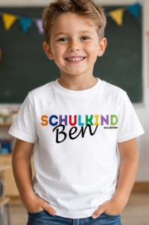 Schulkind Shirt bunt bedruckt mit Namen – Geschenk zur Einschulung