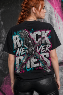 Mann von hinten trägt schwarzes Rock T-Shirt mit Skelett-Gitarrist vor dunklen Bühnenkisten, gothic rock Look mit harter Kontrastwirkung