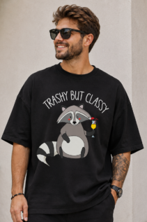 Shirt mit Spruch Trashy But Classy, Waschbär mit Cocktail-Motiv, individuell bedrucktes T-Shirt von WebZen