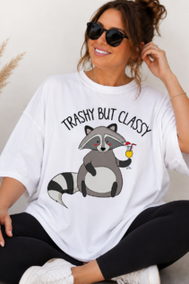 Shirt mit Spruch Trashy But Classy, Waschbär mit Cocktail-Motiv, individuell bedrucktes T-Shirt von WebZen