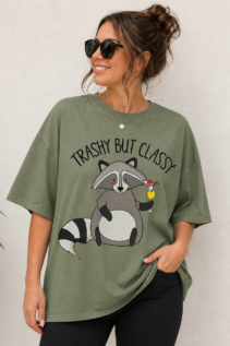 Shirt mit Spruch Trashy But Classy, Waschbär mit Cocktail-Motiv, individuell bedrucktes T-Shirt von WebZen