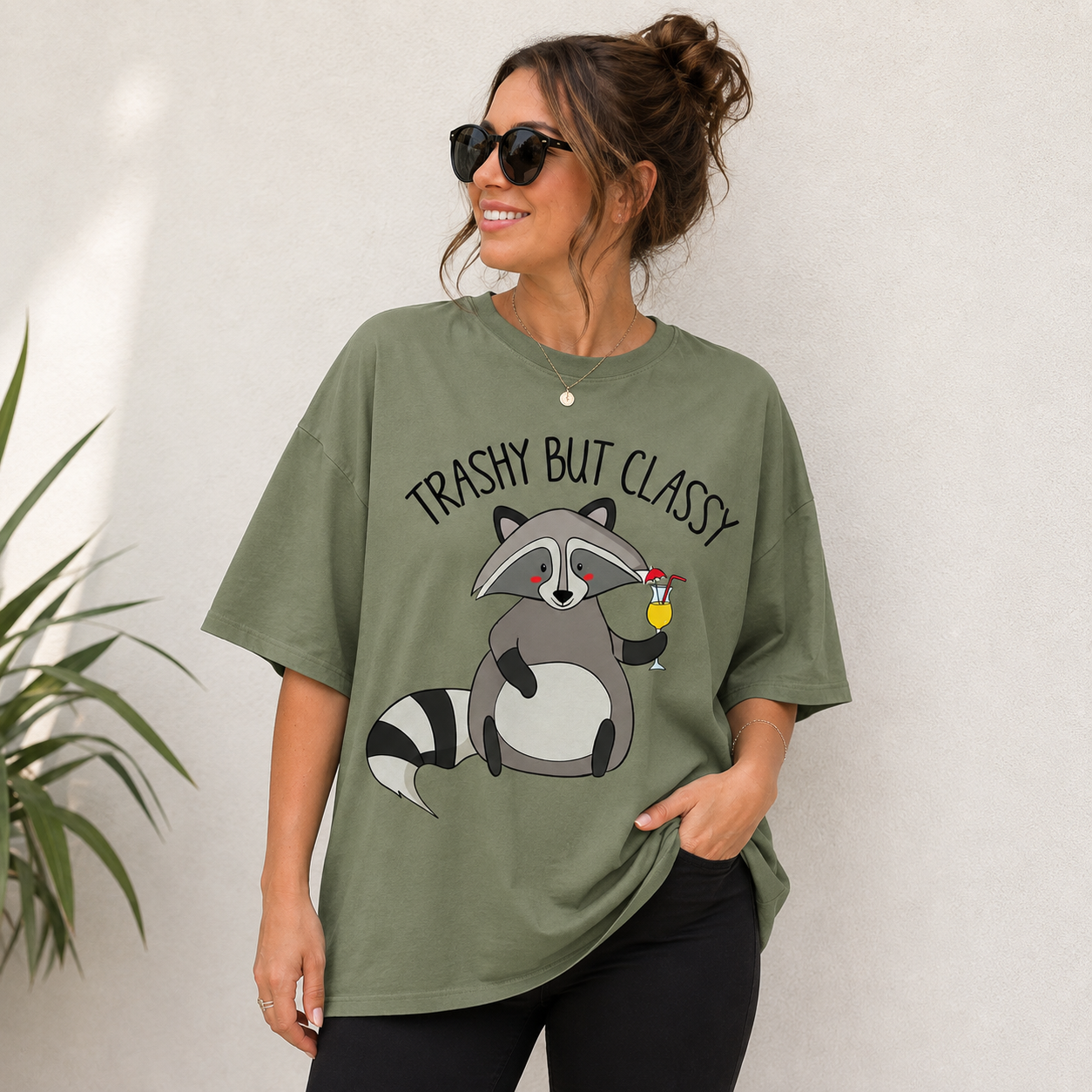 Shirt mit Spruch Trashy But Classy, Waschbär mit Cocktail-Motiv, individuell bedrucktes T-Shirt von WebZen
