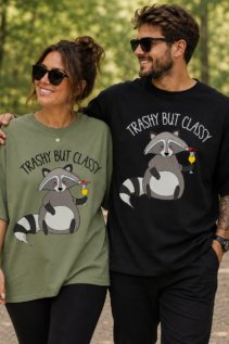 Shirt mit Spruch Trashy But Classy, Waschbär mit Cocktail-Motiv, individuell bedrucktes T-Shirt von WebZen
