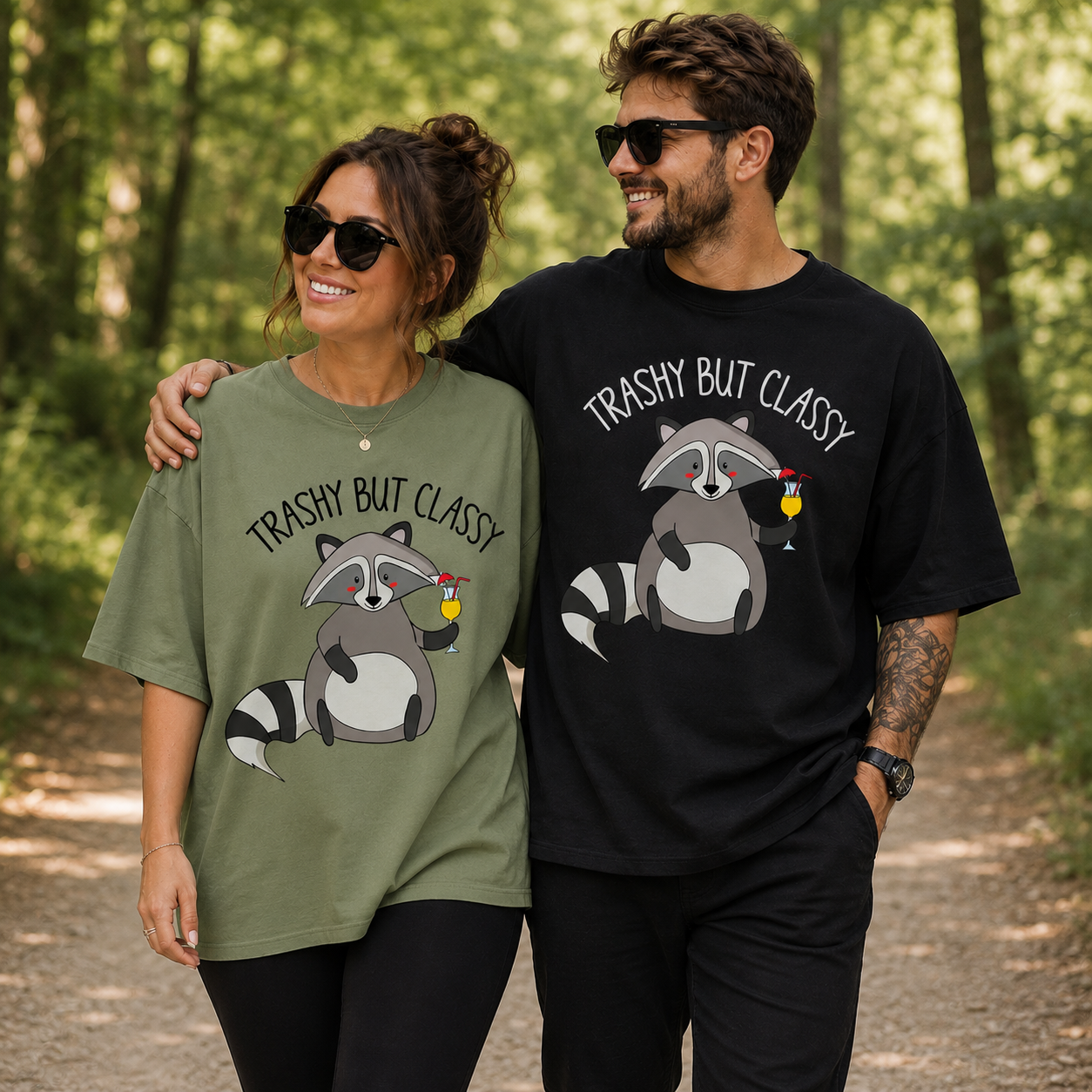 Shirt mit Spruch Trashy But Classy, Waschbär mit Cocktail-Motiv, individuell bedrucktes T-Shirt von WebZen