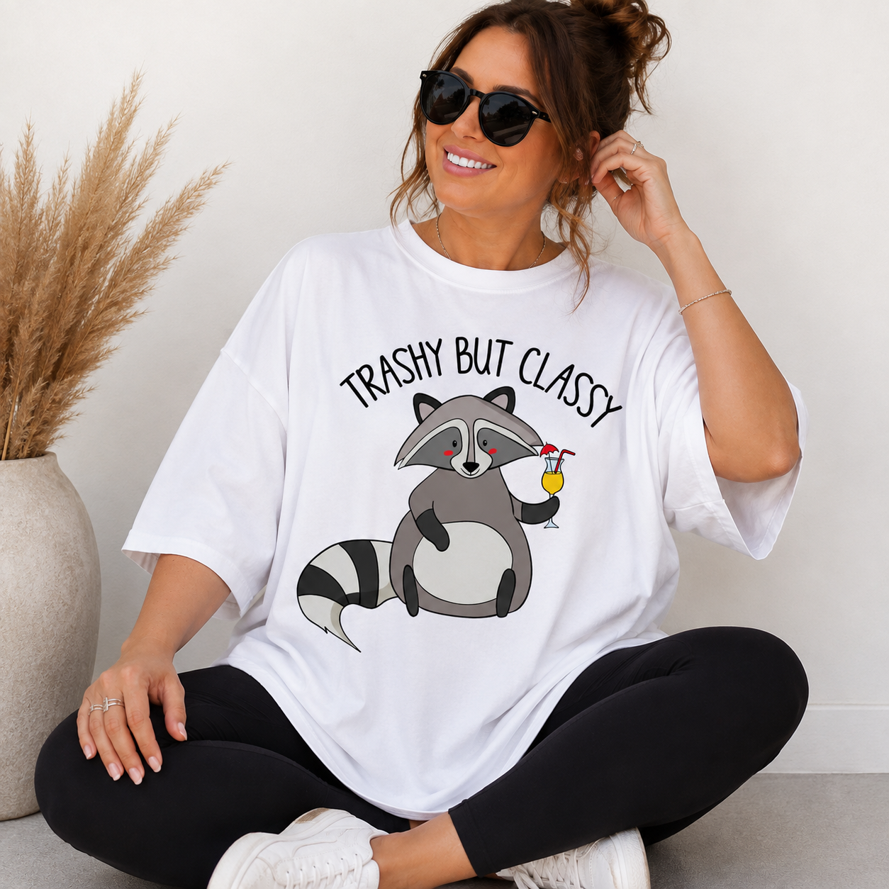 Shirt mit Spruch Trashy But Classy, Waschbär mit Cocktail-Motiv, individuell bedrucktes T-Shirt von WebZen