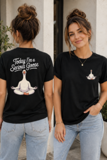 Shirt mit Spruch Today I'm a Serious Goose, meditierende Gans im Yoga-Sitz, Front- und Backprint, individuell bedrucktes T-Shirt von WebZen