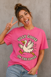 Shirt mit Spruch Silly Goose On The Loose, lustiges rennendes Gänse-Motiv, individuell bedrucktes T-Shirt von WebZen
