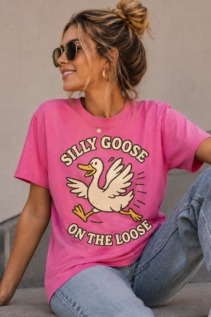 Shirt mit Spruch Silly Goose On The Loose, lustiges rennendes Gänse-Motiv, individuell bedrucktes T-Shirt von WebZen