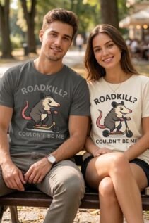 Opossum Shirt Roadkill Couldn't Be Me, lustiges Opossum-Motiv auf Roller, individuell bedrucktes T-Shirt von WebZen