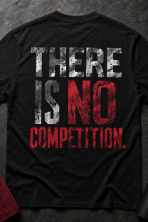 Schwarzes T-Shirt mit großem Rückenprint „THERE IS NO COMPETITION.“ in Grau, Weiß und Rot, flach auf dunklem Stein mit Handtuch und Trinkflasche.