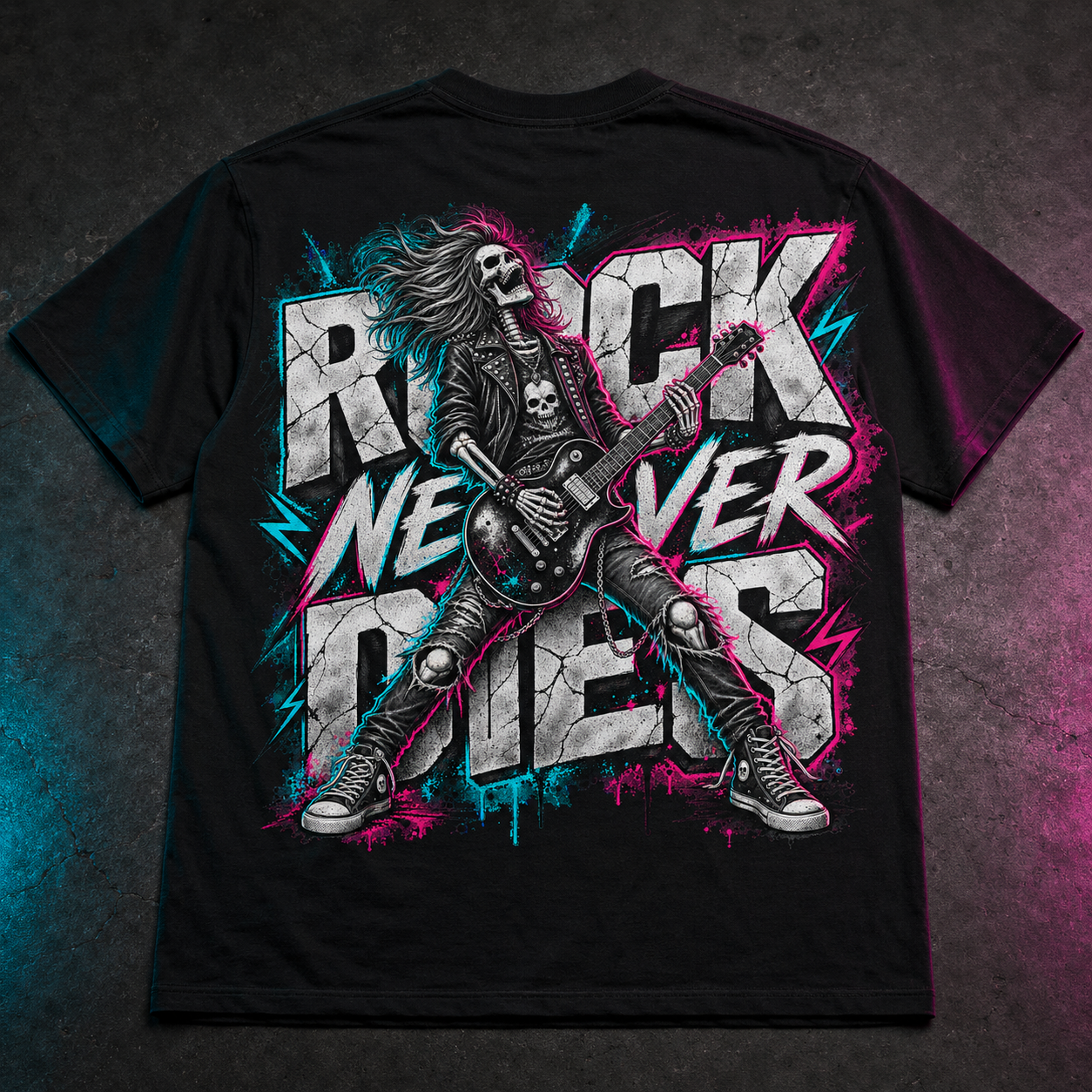 Schwarzes Rock T-Shirt mit großem Skelett-Gitarristen und „Rock Never Dies“-Print auf flacher Rückansicht, heavy metal tee im Dark-Style