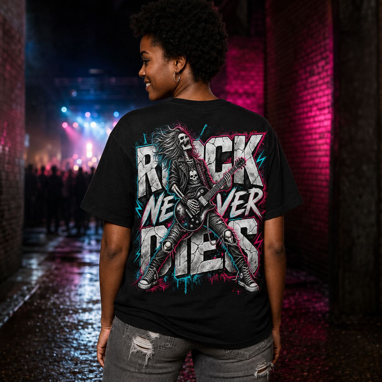 Frau von hinten trägt schwarzes Rock T-Shirt mit Skelett-Gitarrist auf einem nächtlichen Stadtweg, alternative tee mit Gothic-Rock-Stimmung