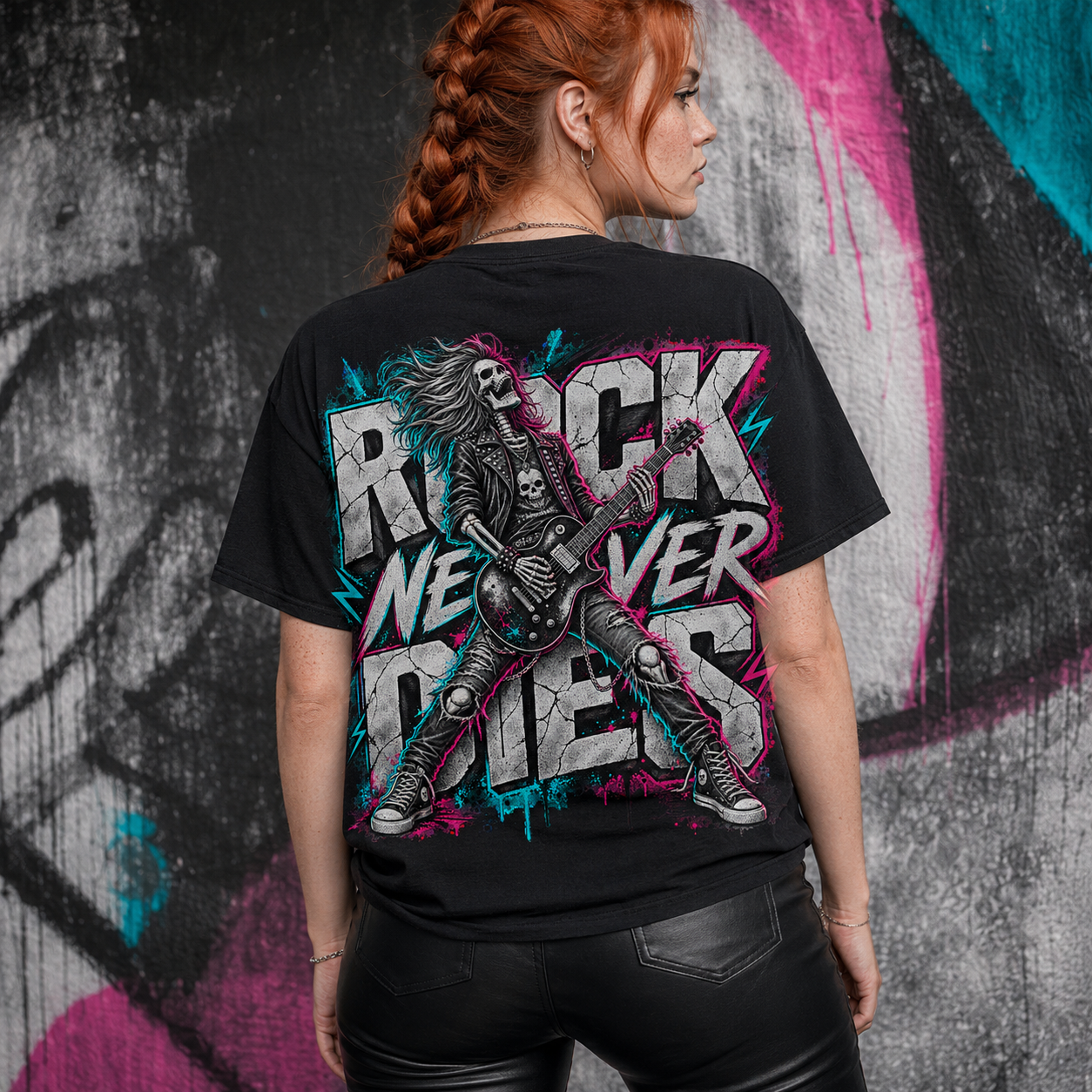 Mann von hinten trägt schwarzes Rock T-Shirt mit Skelett-Gitarrist vor dunklen Bühnenkisten, gothic rock Look mit harter Kontrastwirkung
