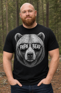 Mann trägt schwarzes Papa Bear T-Shirt im Wald, das Bärengesicht mit Sonnenbrille ist gut sichtbar, lässiger Familien Papa Look