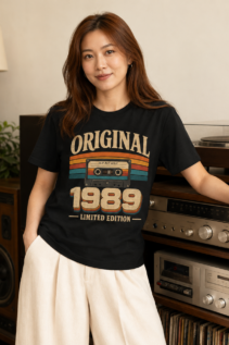 Frau trägt ein schwarzes Nostalgie Geschenk T-Shirt mit 1989 und Kassette in einem Wohnzimmer mit Plattenspieler.