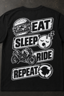 Freigestelltes schwarzes T-Shirt flach von oben mit weißem Eat Sleep Ride Druck, Burger, schlafender Kopf und Motorrad auf dunklem Untergrund