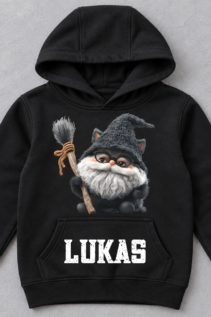 Schwarzer Kinder-Hoodie mit Hexenkatze-Motiv und dem Namen LUKAS liegt flach auf grauem Hintergrund