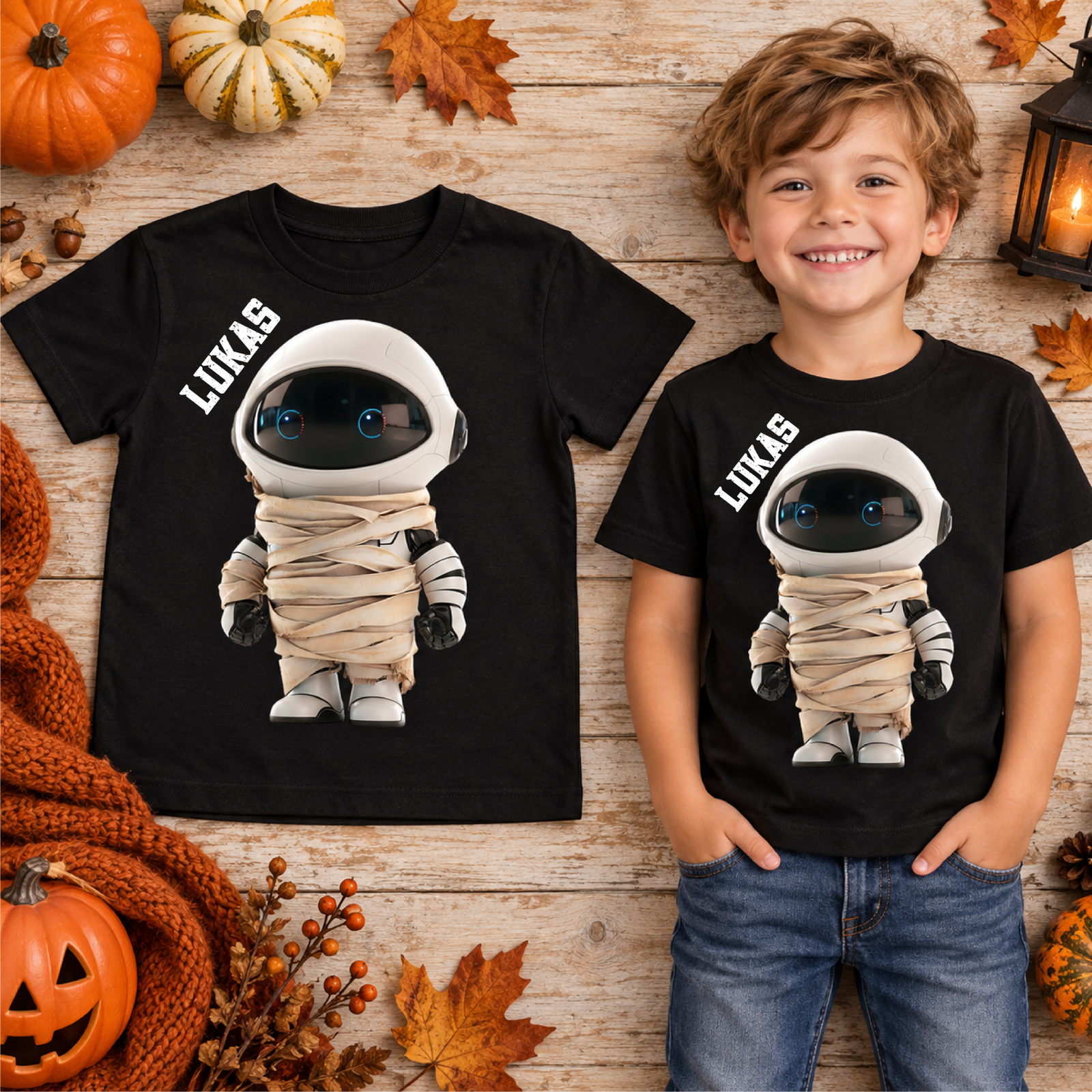 Personalisierte schwarze Kinder-Shirts mit dem Namen Lukas und Mumien-Astronaut-Motiv, gezeigt als Produktansicht und an einem Jungen.