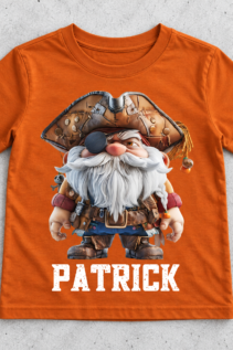 Orangefarbenes T-Shirt freigestellt auf hellem Hintergrund, mit Pirat-Gnom-Print und dem Namen Patrick unter dem Motiv.