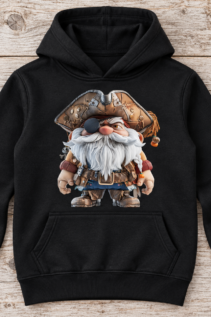 Schwarzer Hoodie freigestellt auf Holzuntergrund, mit großem Pirat-Gnom-Motiv auf der Vorderseite.