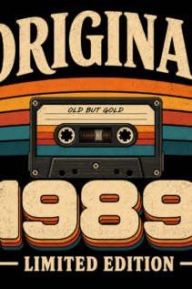 Nahaufnahme des T-Shirt-Drucks mit Original, Kassette, 1989 und Limited Edition auf schwarzem Stoff.