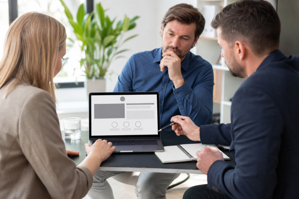Team plant den Relaunch einer modernen Unternehmenswebsite am Laptop