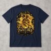 Navyfarbenes T-Shirt liegend mit großem goldenem Zwillinge-Motiv und schwarzer Textilfläche auf grauem Untergrund.