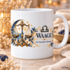 Weiße Tasse mit Sternzeichen-Motiv Waage und dem Spruch „Dein Herz liebt die Harmonie.“