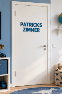Blaue 3D-Buchstaben mit dem Schriftzug PATRICKS ZIMMER als Türschild an einer weißen Kinderzimmertür