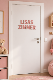 Rosa 3D-Buchstaben mit dem Schriftzug LISAS ZIMMER als Türschild an einer weißen Kinderzimmertür