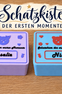 Zwei personalisierte 3D-gedruckte Schatzkisten auf Holztisch unter der Aufschrift "Schatzkiste der ersten Momente", links in Lila mit Rosalie, rechts in Blau mit Nico.