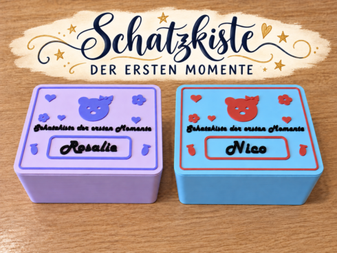 Zwei personalisierte 3D-gedruckte Schatzkisten auf Holztisch unter der Aufschrift "Schatzkiste der ersten Momente", links in Lila mit Rosalie, rechts in Blau mit Nico.